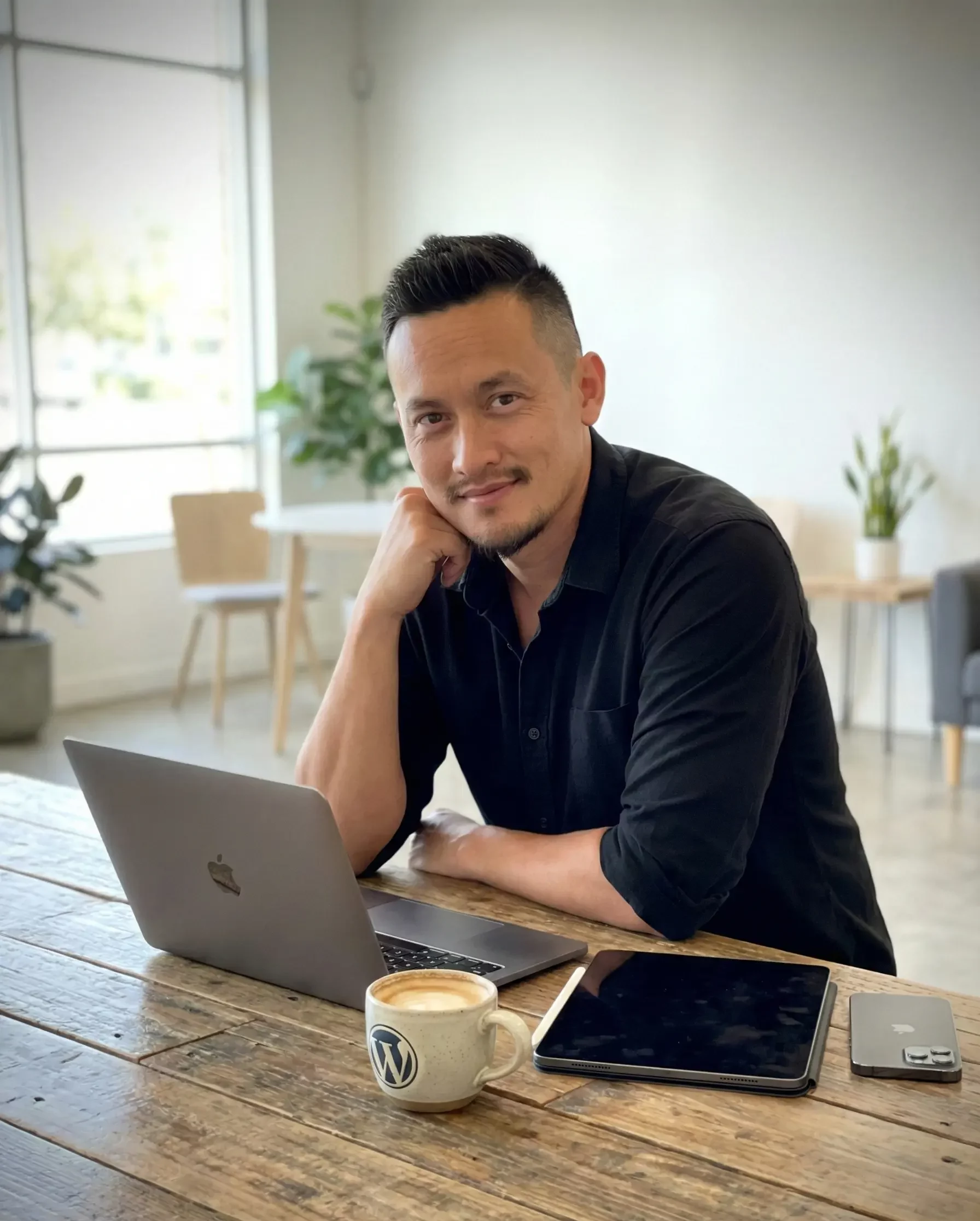 Portrait de Bat, développeur web freelance à Villefranche-sur-Saône, travaillant sur la création d'un site internet.